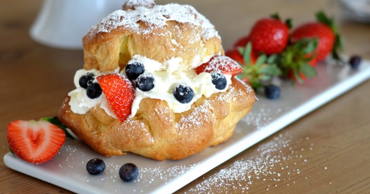 [fruity summer greetings] Windbeutel with mascarpone filling and berries
